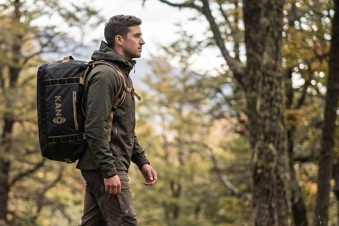 hombre caminando con bolso outdoor Kano